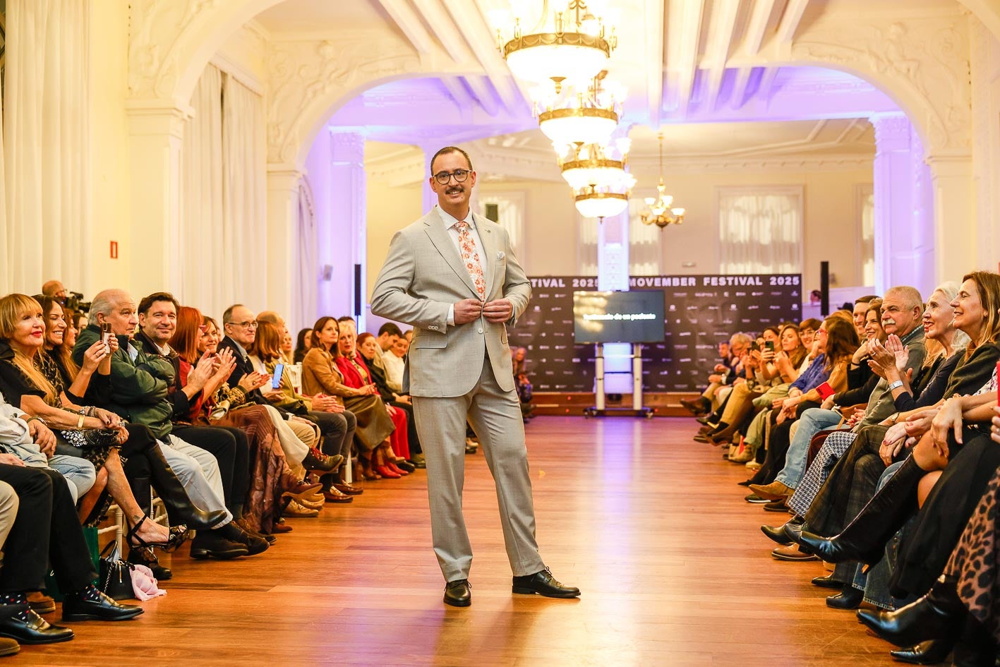Álvaro Ramos, subdirector de Enfermería de Valdecilla, con uno de los trajes de Félix Ramiro.
