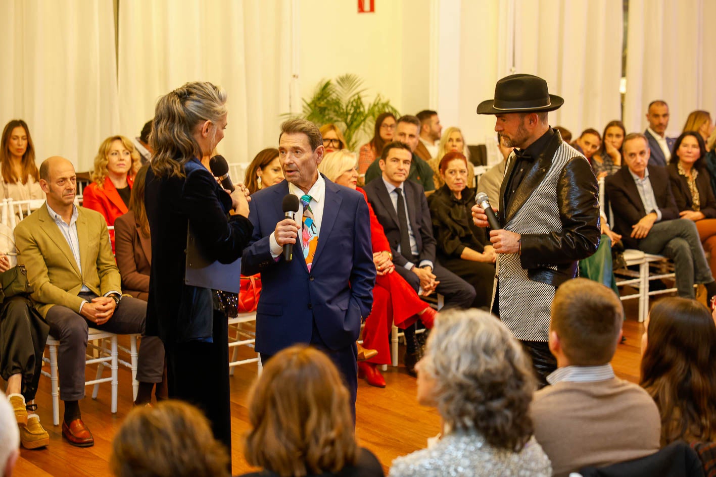 El periodista Diego Ruiz fue uno de los protagonistas de la tarde por la dura enfermedad que acaba de atravesar, y se mostró muy agradecido y orgulloso de la atención recibida en Valdecilla. Entre los asistentes estaban su mujer, María Ángeles Samperio, y su hija Rocío que, junto a su otra hija, Ángela, están siendo claves en su recuperación.