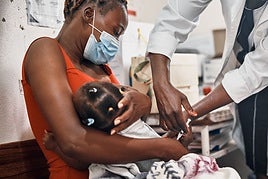 Vacunación de una niña beneficiaria de la Alianza para la Vacunación Infantil.