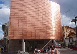 Exterior del Auditorio David Bustamante de San Vicente de la Barquera.