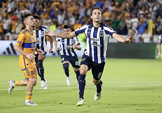 Sergio Canales, en un partido con los Rayados de Monterrey.