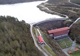Central hidroeléctrica de Aguayo, junto al embalse de Alsa.