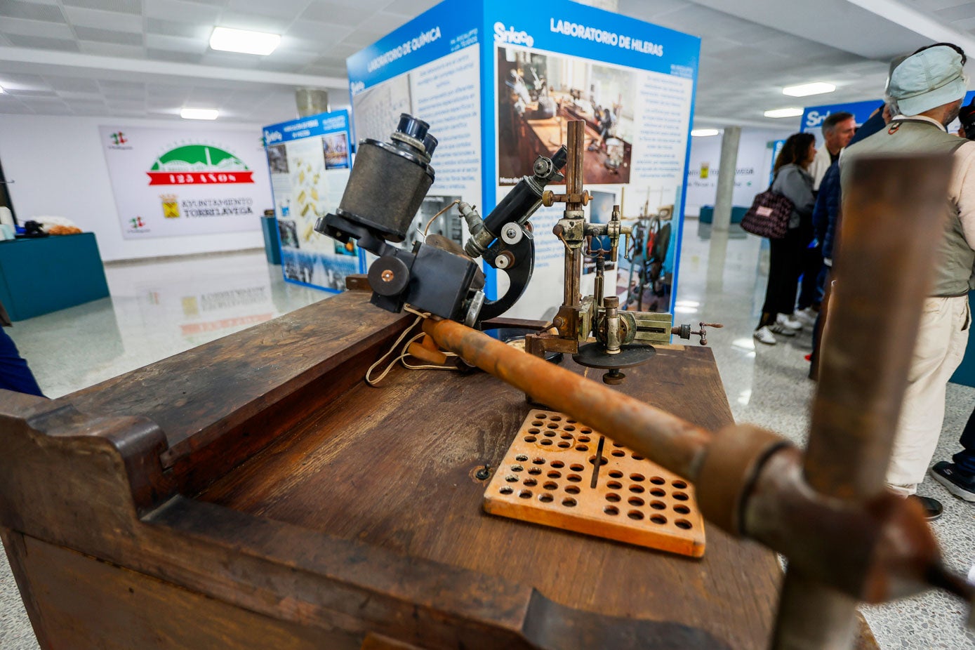 Pupitre de trabajo del laboratorio de hileras de Sniace.