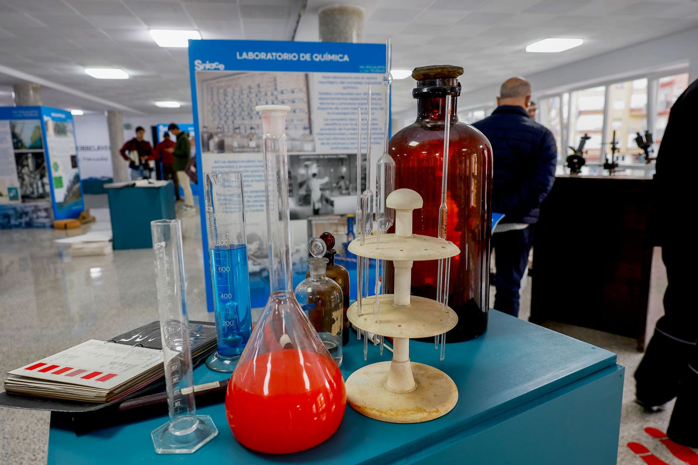 Matraces y viscosímetros del laboratorio (1942).