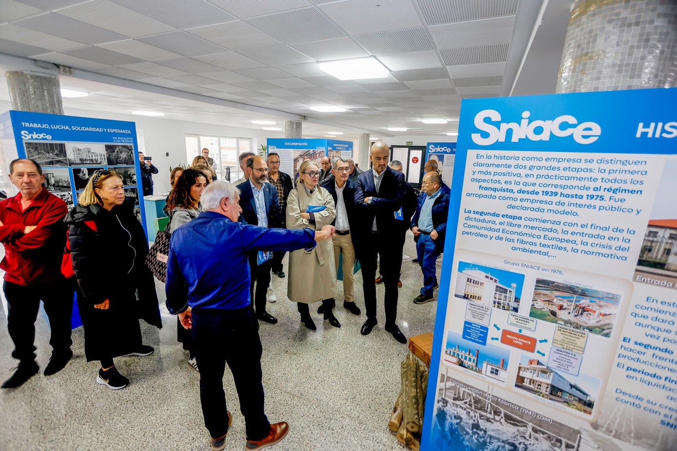 Decenas de personas se han acercado a la inauguración de la muestra, enmarcada en la cuarta edición de las Jornadas de Patrimonio Industrial de Cantabria. 