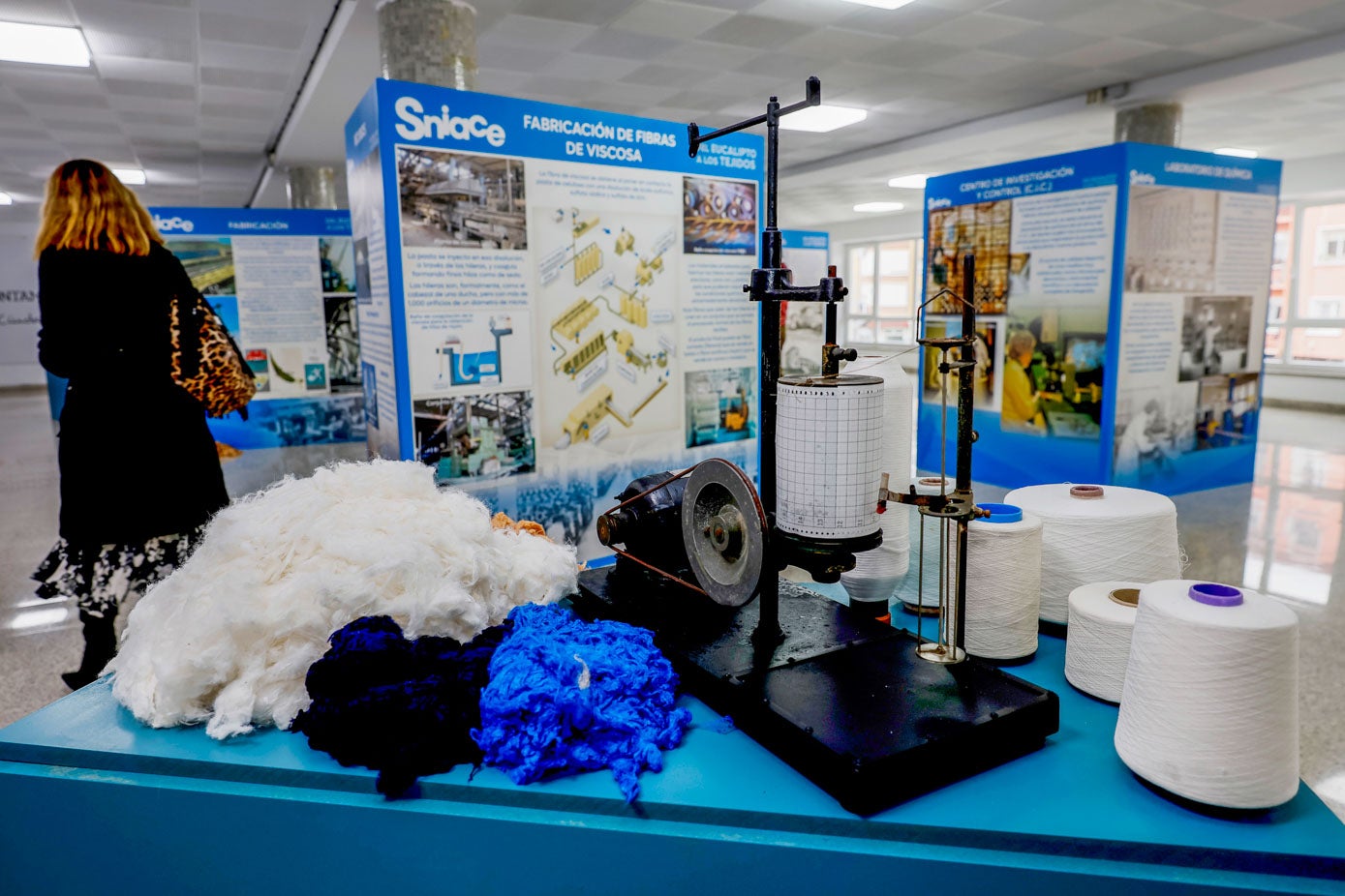 Fibrana junto a un antiguo equipo de la fábrica de los años 30.