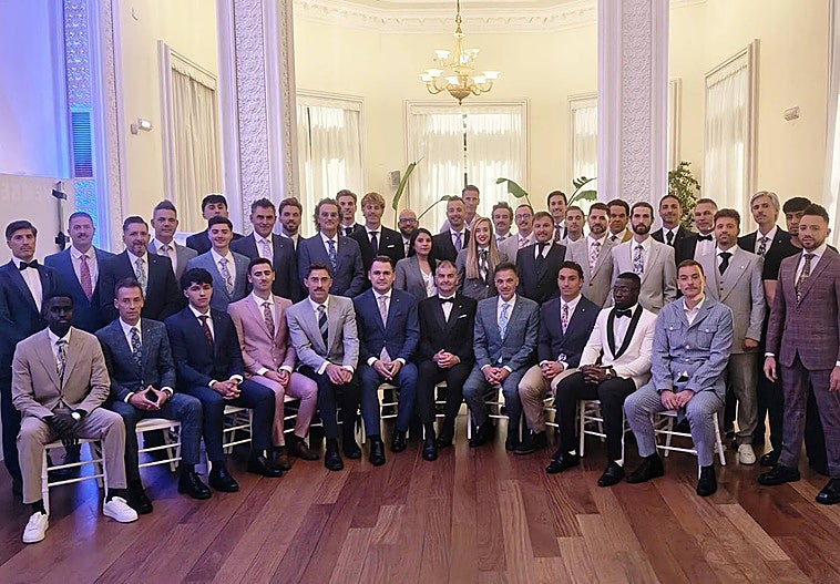Foto de familia de todos los hombres que han desfilado en el Casino con trajes de Félix Ramiro. En el centro de la imagen, Kike Varela y Katherin Barrera, de la firma del diseñador en El Corte Inglés en Santander.