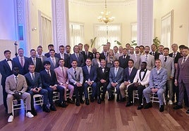 Foto de familia de todos los hombres que han desfilado en el Casino con trajes de Félix Ramiro. En el centro de la imagen, Kike Varela y Katherin Barrera, de la firma del diseñador en El Corte Inglés en Santander.