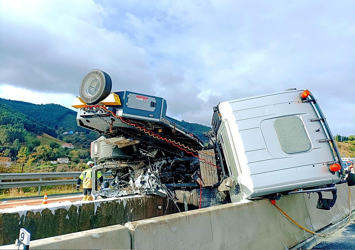 Imagen secundaria 1 - Imágenes del accidente.