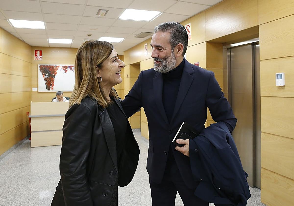 María José Sánez de Buruaga y Daniel Vega, durante el encuentro que han mantenido esta mañana en la sede del Gobierno de Cantabria