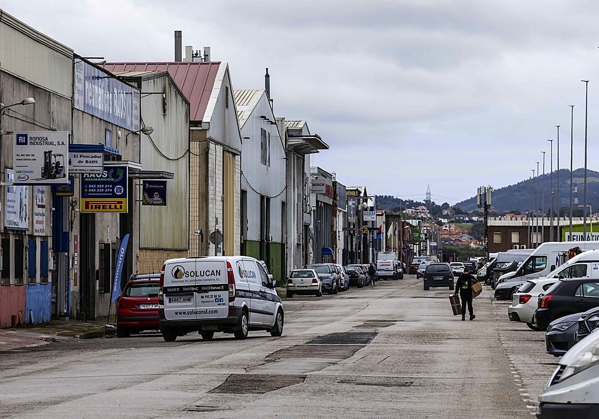 Los empresarios del polígono de Raos reclaman mejoras en los accesos y la limpieza de las instalaciones.