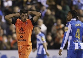 Un jugador del Sámano tras encajar un gol del Dépor, en el partido de Copa.