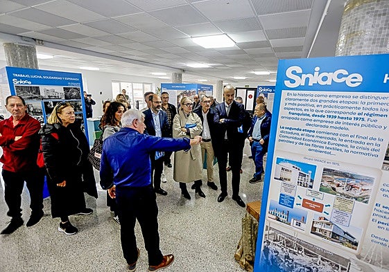 El presidente de la Red de Patrimonio Industrial, Víctor Moreno (de espaldas), explica uno de los paneles de la muestra.