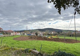 Las palas trabajando en la CA-233 en Renedo de Piélagos.