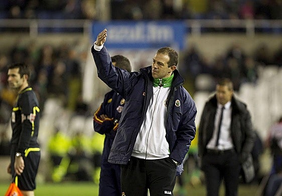 Juanjo González, como primer entrenador, dirige al Racing en un partido contra el Atlético de Madrid, en El Sardinero en la temporada 2011-2012.