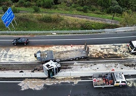 Imagen aérea del camión volcado, tomada ayer martes por la mañana, cuando el vehículo mantenía cortados los dos carriles izquierdos de la A-8 en Ontón.