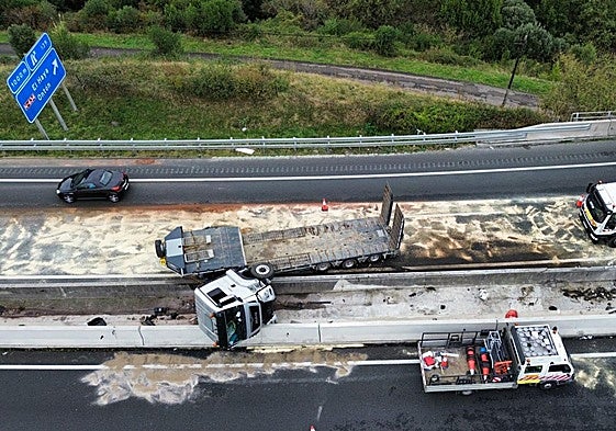 Imagen aérea del camión volcado, tomada ayer martes por la mañana, cuando el vehículo mantenía cortados los dos carriles izquierdos de la A-8 en Ontón.