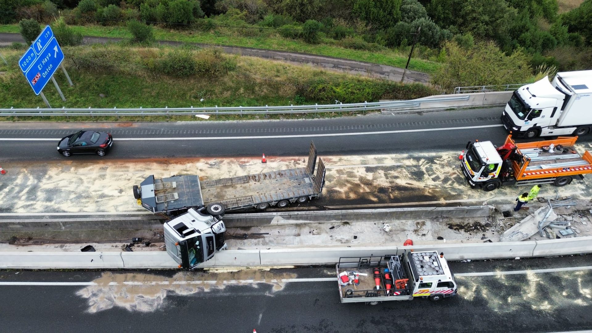 Imagen aérea del camión volcado, tomada ayer martes por la mañana, cuando el vehículo mantenía cortados los dos carriles izquierdos de la A-8 en Ontón.