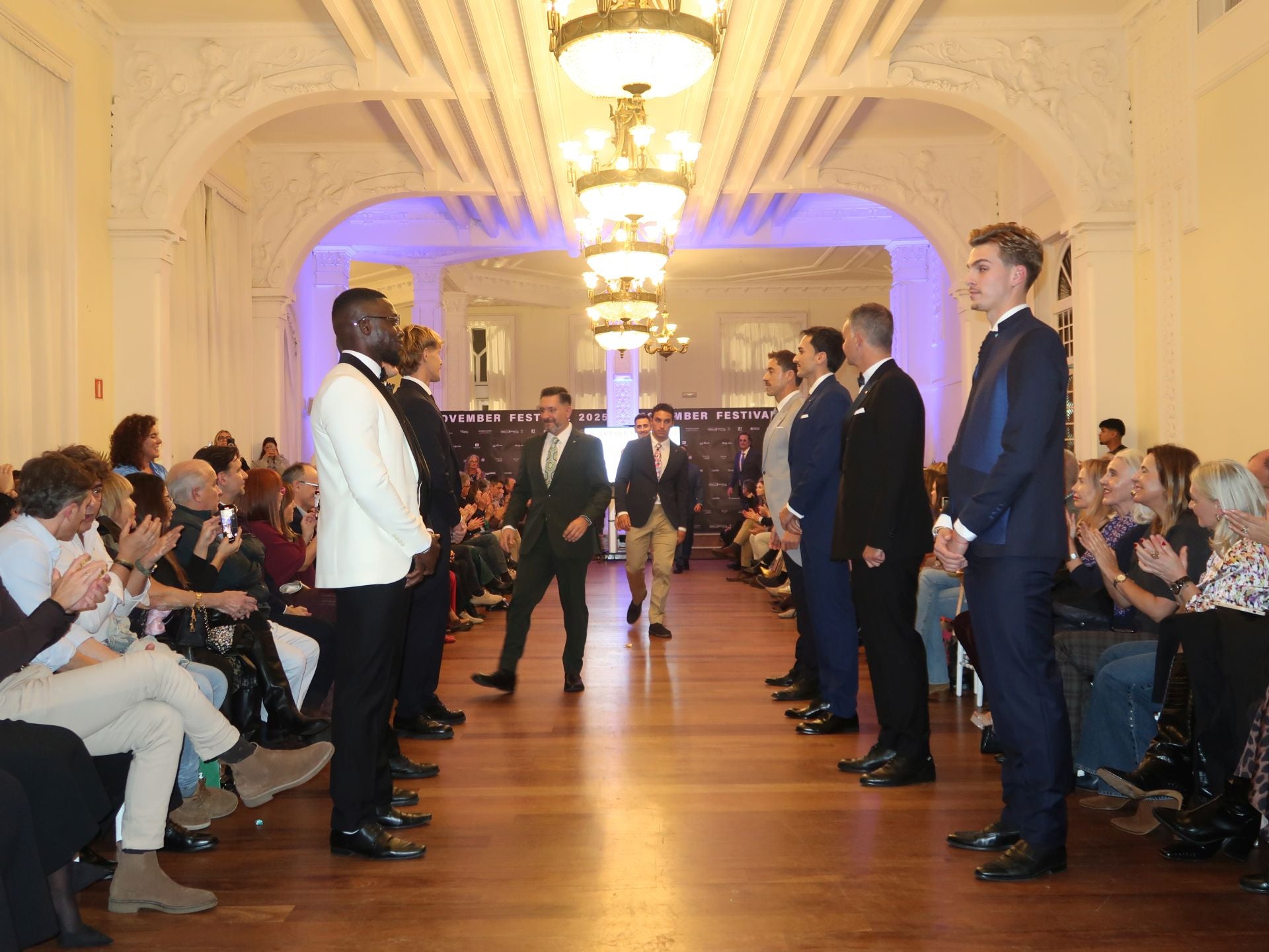 Todos los participantes en el desfile de Félix Ramiro saludaron al finalizar la pasarela.