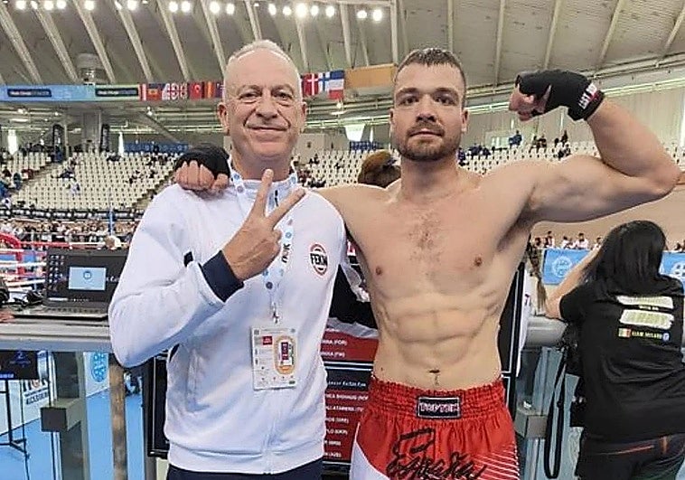 Juan de Quintana posa con su padre y entrenador, Esteban de Quintan, en un reciente campeonato.