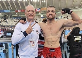 Juan de Quintana posa con su padre y entrenador, Esteban de Quintan, en un reciente campeonato.