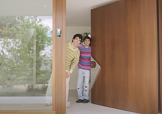 Fotograma del vídeo en el que los Javis enseñaban su casa.