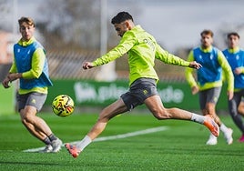 Andrés Martín dispara a portería en la sesión de ayer.