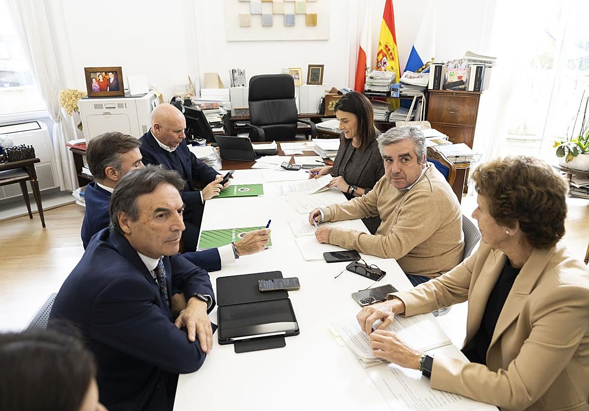 Reunión celebrada esta mañana en el Ayuntamiento de Santander para el seguimiento del convenio de los Campos de Sport.