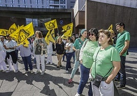 Concentración de sanitarios frente a Valdecilla.