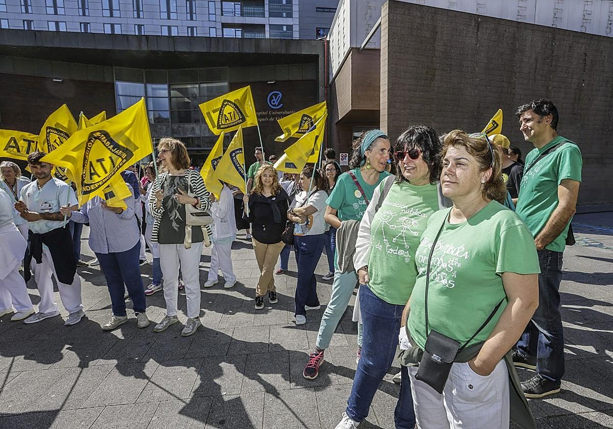 Concentración de sanitarios frente a Valdecilla.