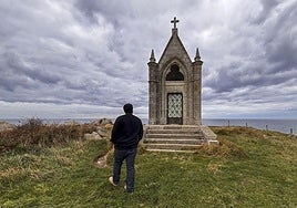 Un joven pasea por las inmediaciones del Panteón del Inglés, localizado en Cueto.