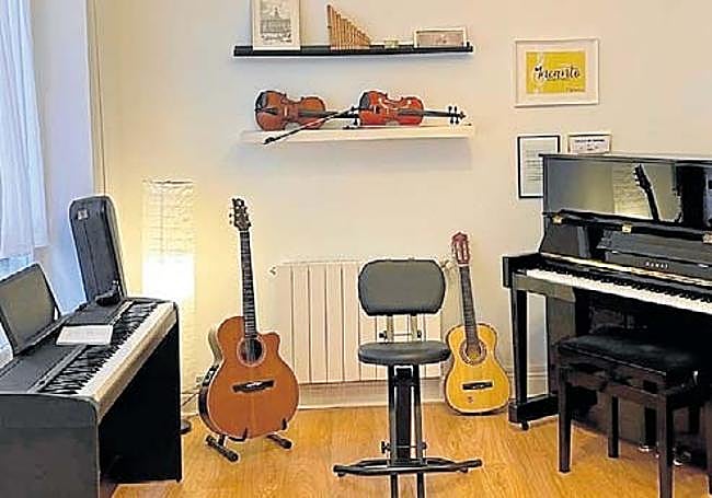 La escuela dispone de instalaciones en Santander y Torrelavega.