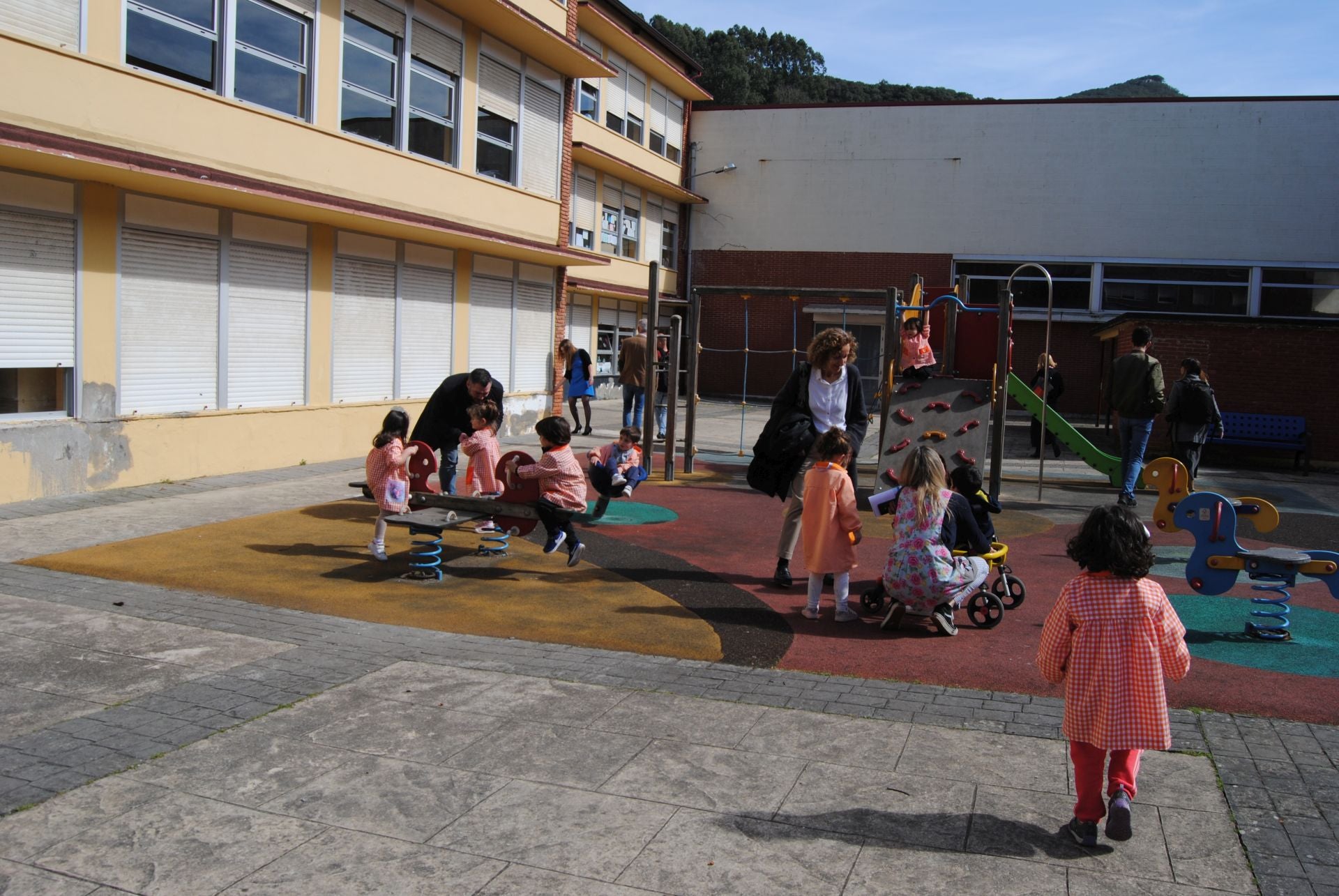 Imagen principal - Los 300 escolares del Juan de la Cosa de Santoña, sin calefacción en clase en un día con 9º