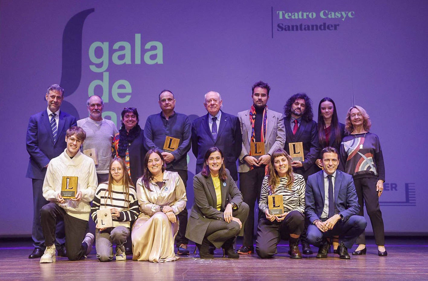 Premiados, autoridades y quienes entregaron los premios en la foto de familia.