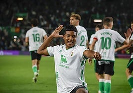 Jeremy Arévalo celebra uno de sus tantos con el Racing esta temporada.