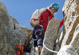 Marina Fernández, guiando en la arista Lachenal, en Chamonix.