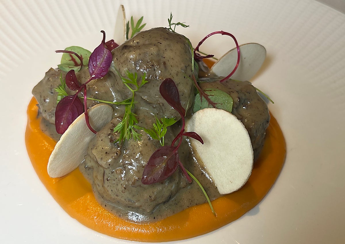 Imagen secundaria 1 - Tres de las propuestas de Pan de Cuco: macarrones del señorito gratinados, albóndigas de carrillera con salsa strogonoff y «sobachón» (sobao empapado en leche merengada).