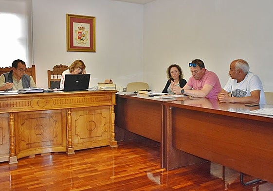 El alcalde a la izquierda y Verónica Mantecón en el centro, con dos concejales de su grupo.