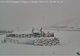 Vídeo: Una fuerte racha de viento ha destrozado la terraza de un bar en Suances.