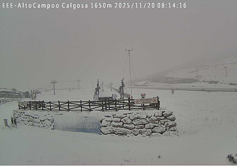 Vídeo: Una fuerte racha de viento ha destrozado la terraza de un bar en Suances.