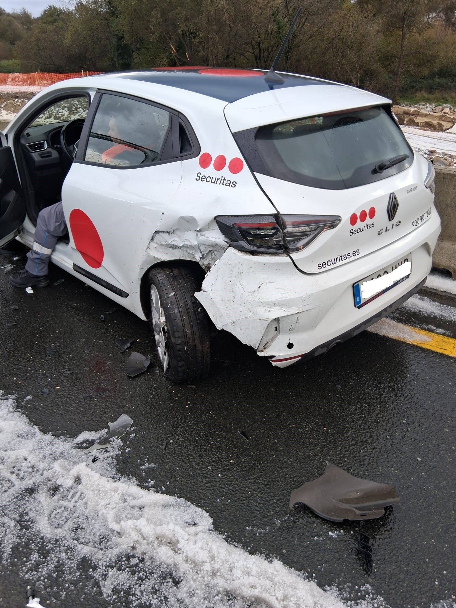 Imagen principal - Atasco de 4 kilómetros en la autovía entre Santander y Torrelavega por un accidente cerca de Gornazo