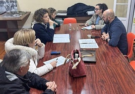 Un momento de la reunión de representantes del PRC en Reinosa con trabajadores de las residencias de ancianos.