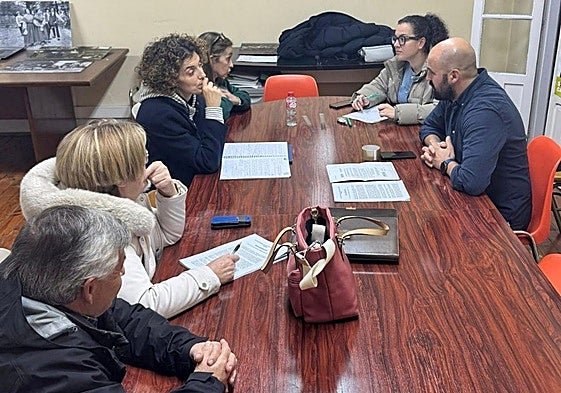 Un momento de la reunión de representantes del PRC en Reinosa con trabajadores de las residencias de ancianos.