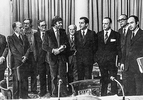 Adolfo Suárez, Felipe González; Manuel Fraga, Santiago Carrillo y otros políticos posan en un acto institucional