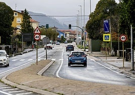 Vehículos circulan por la Avenida de Solvay, ayer, en Barreda (Torrelavega).