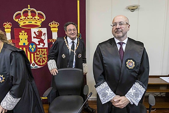 Jesús Artega y al fondo García Ortíz el día de la toma de posesión del fiscal de Cantabria