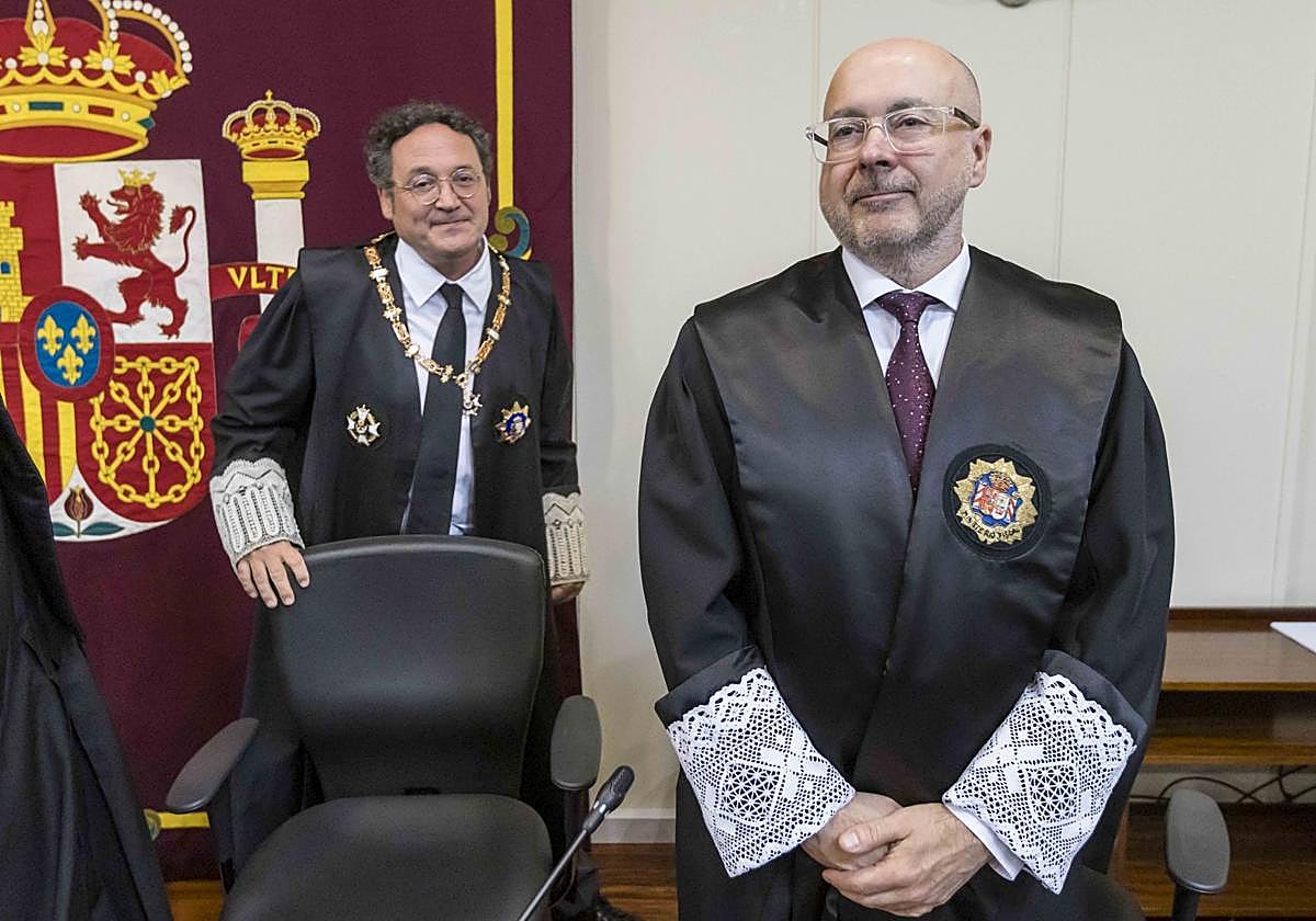 Jesús Artega y al fondo García Ortíz el día de la toma de posesión del fiscal de Cantabria