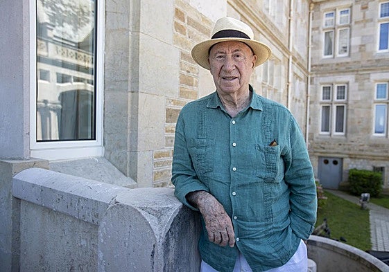 Jose Maria Pérez, Peridis, posa en el Palacio de la Magdale.