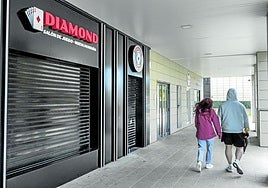 El salón de juegos de Peñacastillo, en la calle Hermanos Calderón 28, ya con el cartel colocado.