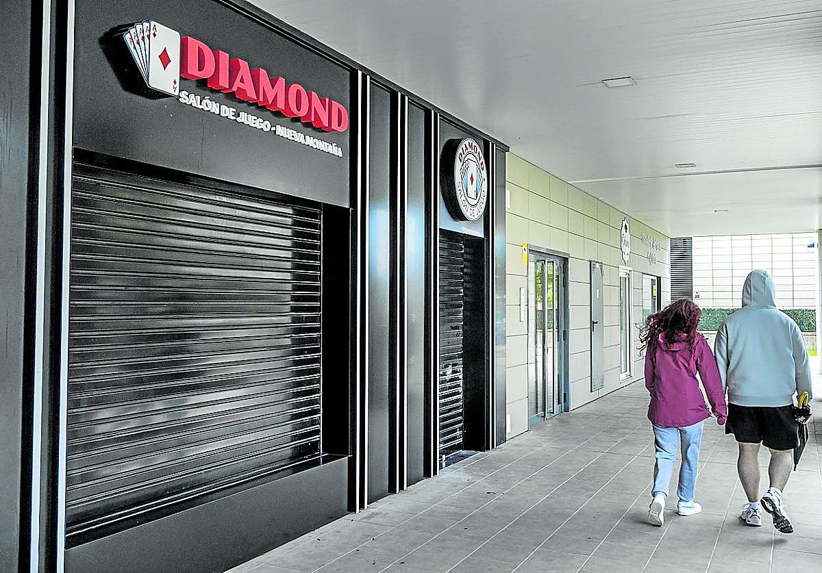 El salón de juegos de Peñacastillo, en la calle Hermanos Calderón 28, ya con el cartel colocado.